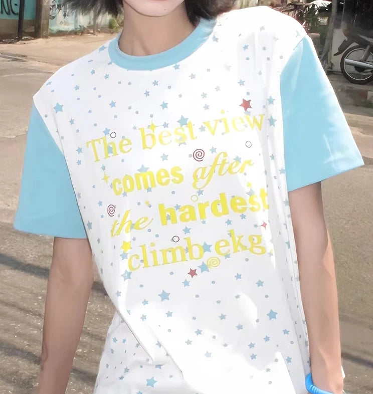 T-shirt à manches courtes pour femmes Chic Dollette avec imprimé étoiles et lettres, collection été 2026. Haut polyvalent, coupe ajustée, tendance et rafraîchissant.