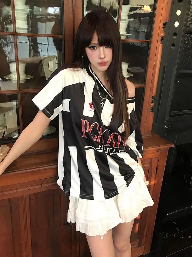 Chic Dollette Korean Fashion Grafik T-Shirts Jersey Stil Kurzarm-T-Shirt Schrägkragen Loose Top 2000er Kleidung Lässiges Chic Top