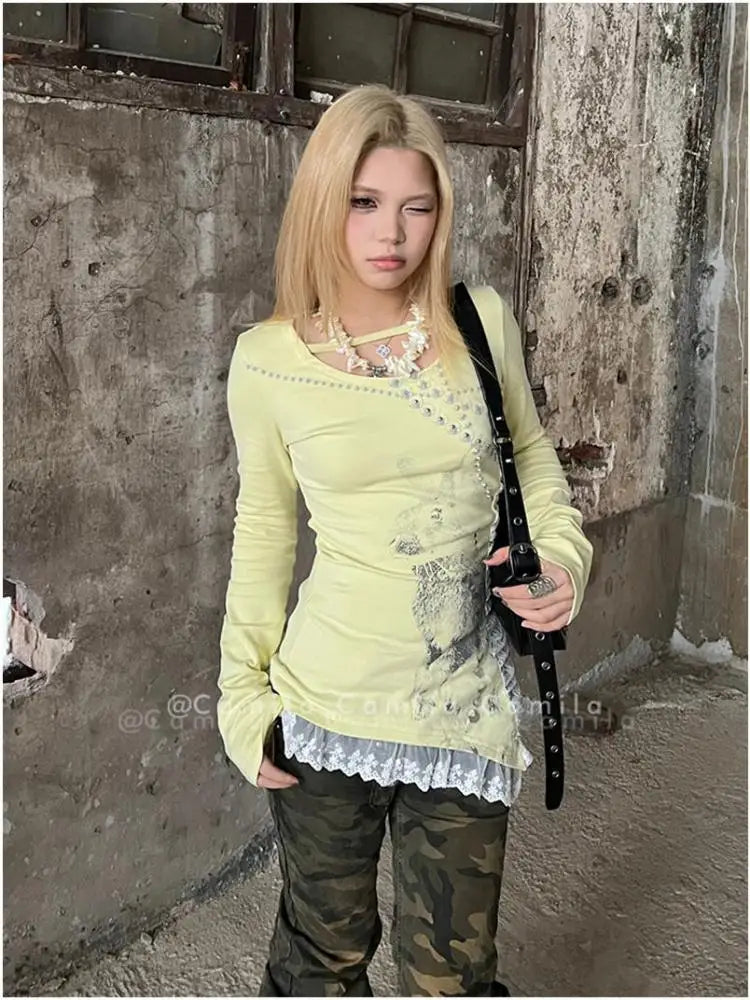 Chic Dollette Hotsweet Grafik T-Shirts Patchwork Spitze Gelb Langarm 2000er Kleidung Bestickte Schlaghose Asymmetrisches Slim Top