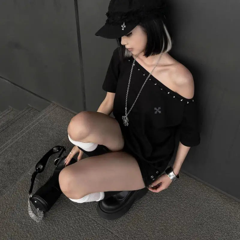 Chic Dollette Black Rivet Off Shoulder Grafik T-Shirts Kurzarm Japan Style 2000er Kleidung Loose Goth Tees Damenbekleidung
