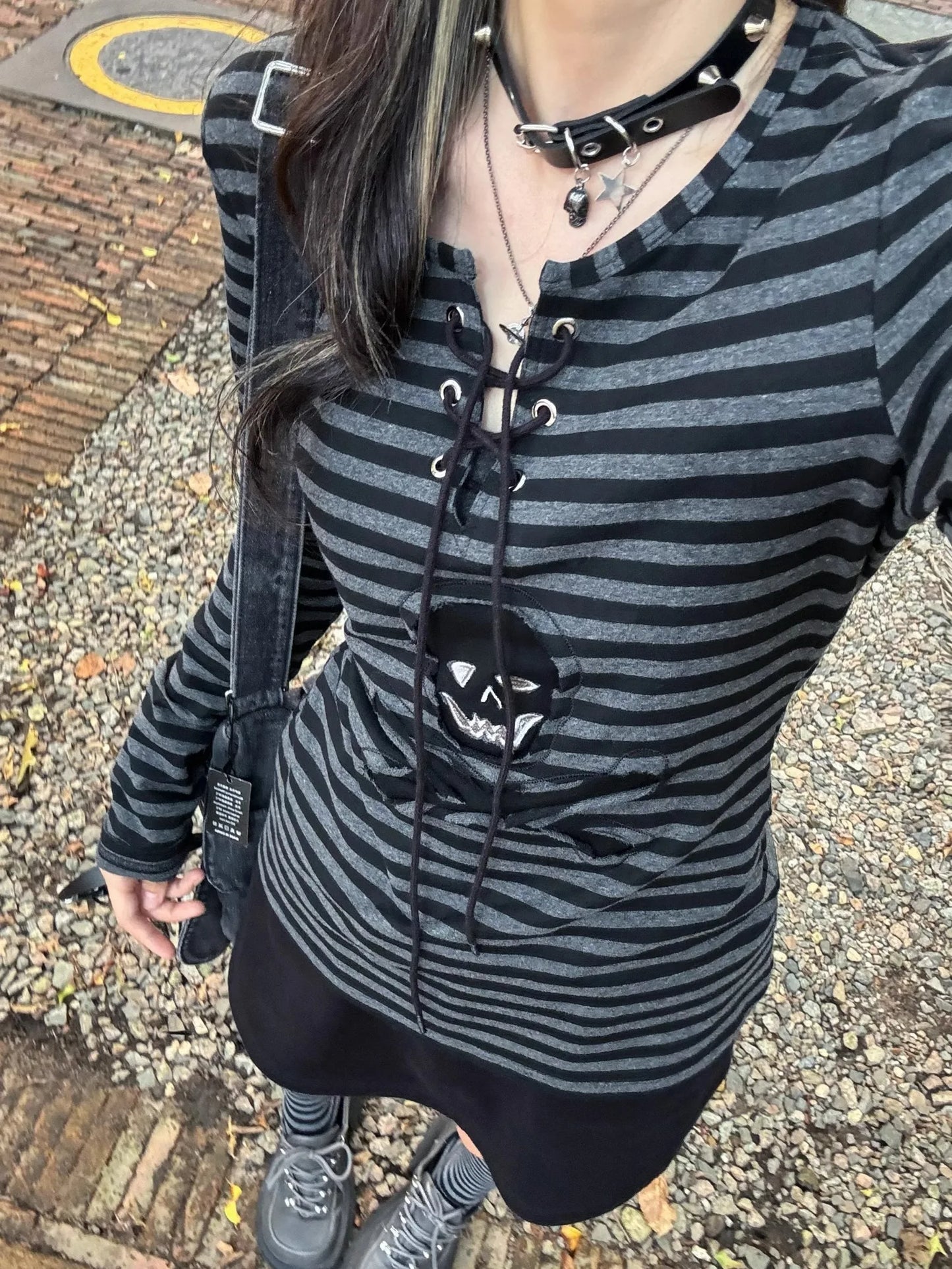 Schickes Dollette Gothic Print T-Shirt Schnür-Streifen-T-Shirt Vintage Grunge Top Punk Stil Streetwear Japanisches 2000er Top
