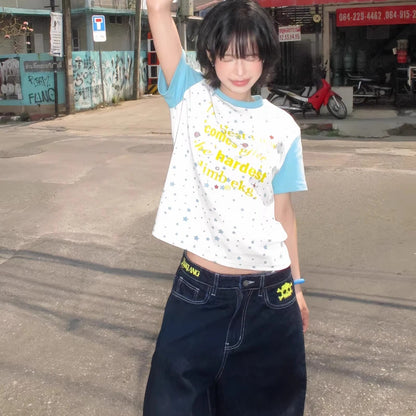 T-shirt à manches courtes pour femmes Chic Dollette avec imprimé étoiles et lettres, collection été 2026. Haut polyvalent, coupe ajustée, tendance et rafraîchissant.