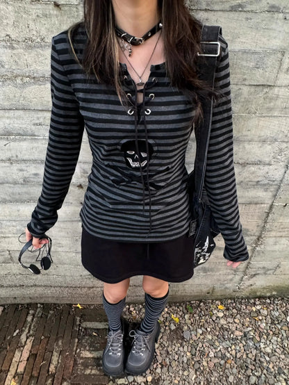 Schickes Dollette Gothic Print T-Shirt Schnür-Streifen-T-Shirt Vintage Grunge Top Punk Stil Streetwear Japanisches 2000er Top