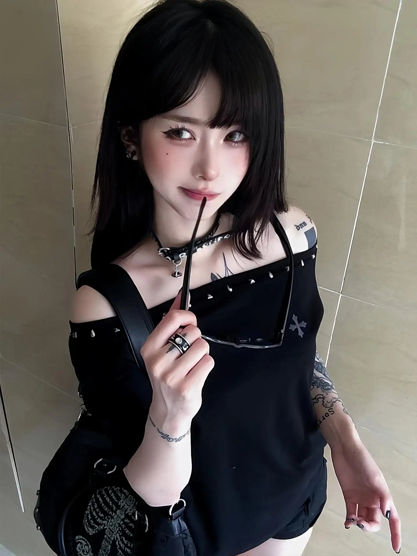 Chic Dollette Black Rivet Off Shoulder Grafik T-Shirts Kurzarm Japan Style 2000er Kleidung Loose Goth Tees Damenbekleidung