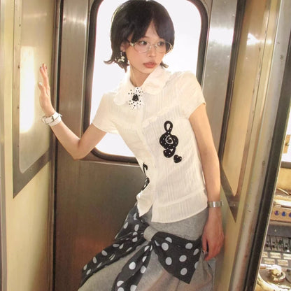 Elegantes Dollette Girl Musiknoten-Stickerei Puppenkragen Damen Kurzarmshirt 2026 Neue weiße schmale, dünne, altersreduzierende Hemden für Damen