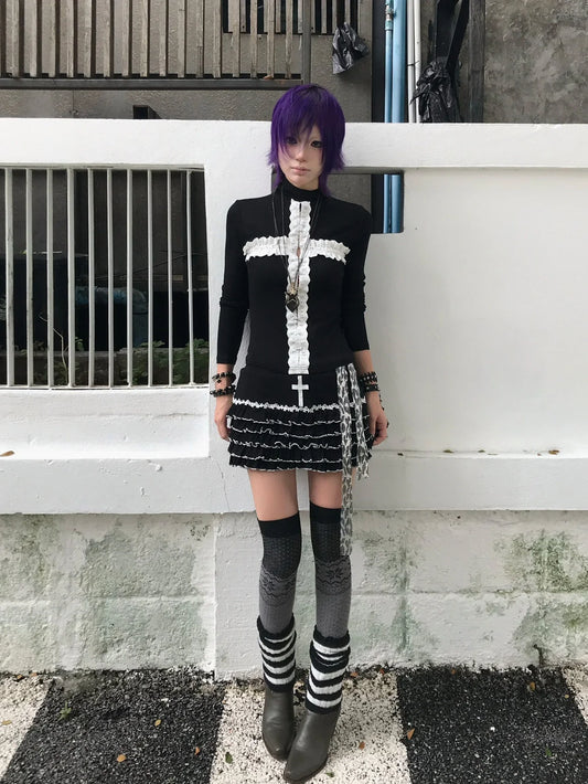 T-shirt Chic Dollette Gothique avec Dentelle, Croix, Style Grunge Vintage, Manches Longues, Coupe Slim, Couleur Noire