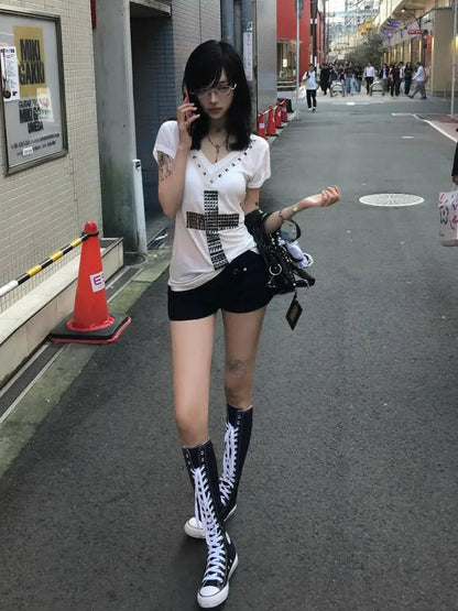 Chic Dollette Gothic Cross Grafik T-Shirts V-Ausschnitt 2000er Kleidung Sommer Top T-Shirts Weiblich Goth Kurzarm Damen T-Shirt Chic
