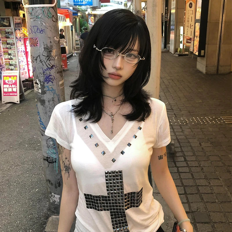 Chic Dollette Gothic Cross Grafik T-Shirts V-Ausschnitt 2000er Kleidung Sommer Top T-Shirts Weiblich Goth Kurzarm Damen T-Shirt Chic