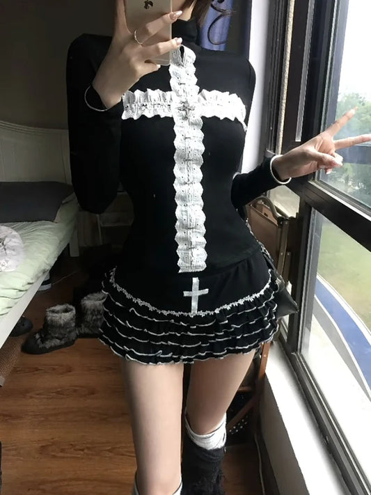 T-shirt Chic Dollette Gothique avec Dentelle, Croix, Style Grunge Vintage, Manches Longues, Coupe Slim, Couleur Noire