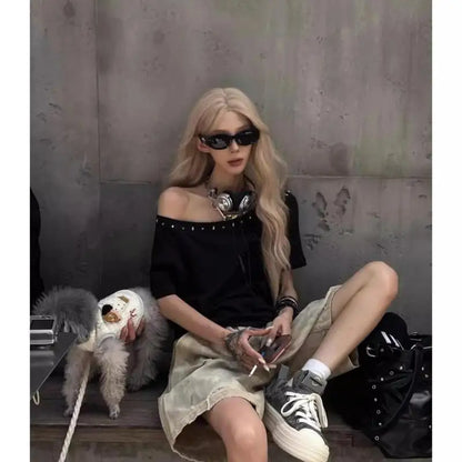 Chic Dollette Black Rivet Off Shoulder Grafik T-Shirts Kurzarm Japan Style 2000er Kleidung Loose Goth Tees Damenbekleidung