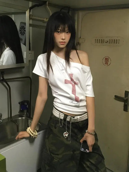 Schicke Dollette Gothic Schräger Kragen Grafik-T-Shirts Kurzarm Koreanische Mode Sommer Oberteile Damenbekleidung 2000er Kleidung