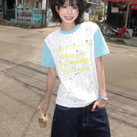 T-shirt à manches courtes pour femmes Chic Dollette avec imprimé étoiles et lettres, collection été 2026. Haut polyvalent, coupe ajustée, tendance et rafraîchissant.