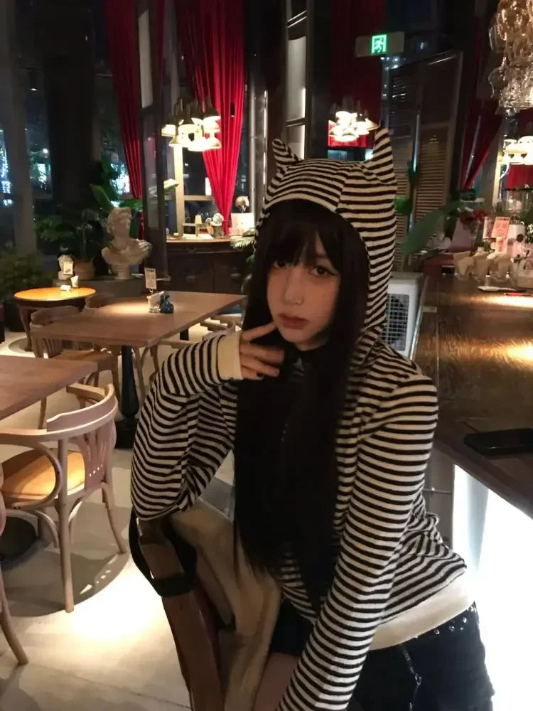 Chic Dollette Mode Frau Kleiner Teufel Ecke Selbstgemachte Gestreifte Kapuzenstrickjacke Reißverschluss Kurz Außen Sichtbar Dünne Strickjacke Top
