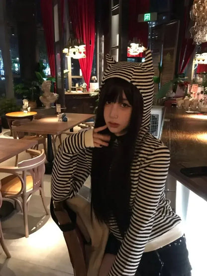 Chic Dollette Mode Frau Kleiner Teufel Ecke Selbstgemachte Gestreifte Kapuzenstrickjacke Reißverschluss Kurz Außen Sichtbar Dünne Strickjacke Top