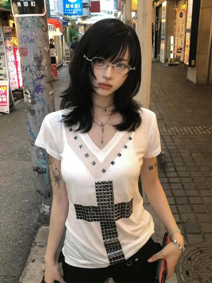 Chic Dollette Gothic Cross Grafik T-Shirts V-Ausschnitt 2000er Kleidung Sommer Top T-Shirts Weiblich Goth Kurzarm Damen T-Shirt Chic