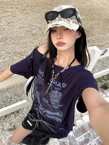 Chic Dollette Hotsweet Korean Style Damenbekleidung Grafik T-Shirts Lockere Schräge Kragen Kurzarm 2000er Kleidung Lässiges Oberteil