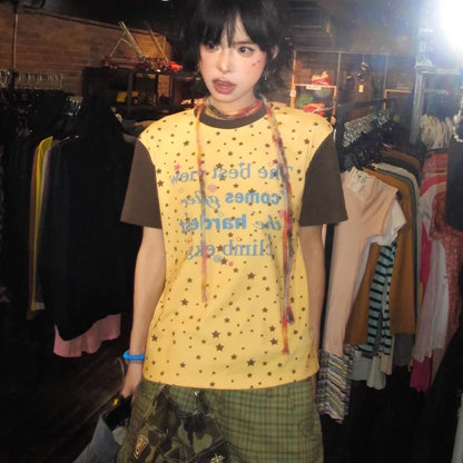 T-shirt à manches courtes pour femmes Chic Dollette avec imprimé étoiles et lettres, collection été 2026. Haut polyvalent, coupe ajustée, tendance et rafraîchissant.