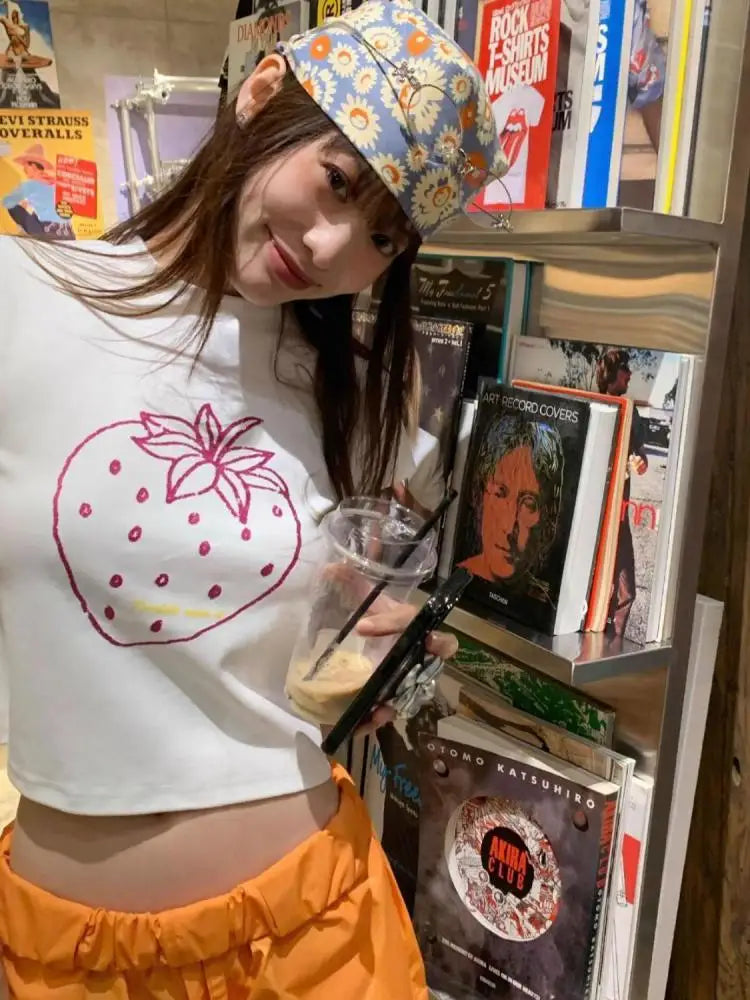T-shirt graphique fraise Chic Dollette Imprimé Fruits T-shirt moulant col rond Manches courtes Vêtements années 2000 Mode coréenne Top femme