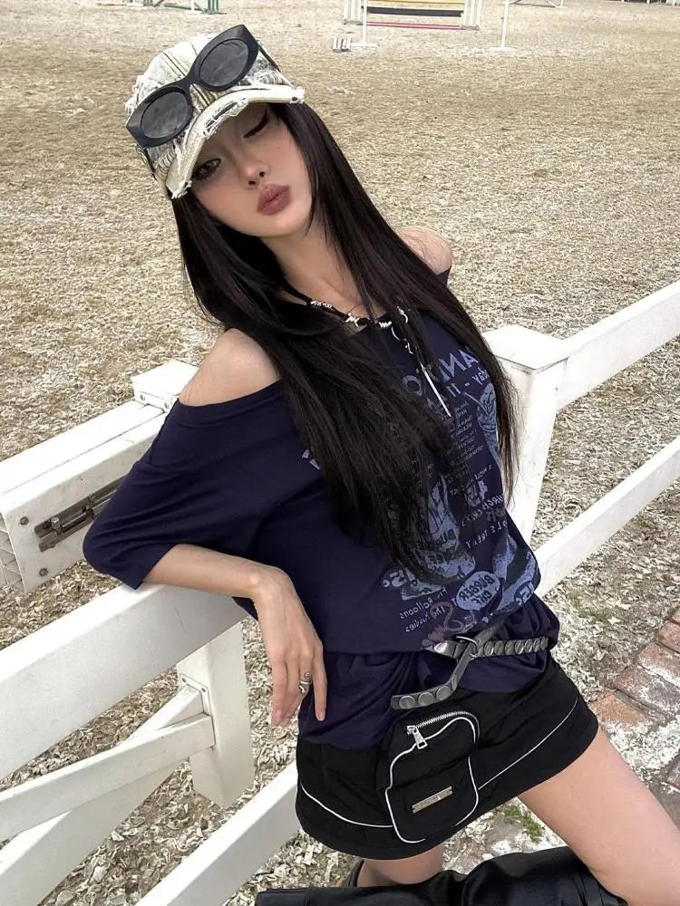 Chic Dollette Hotsweet Korean Style Damenbekleidung Grafik T-Shirts Lockere Schräge Kragen Kurzarm 2000er Kleidung Lässiges Oberteil