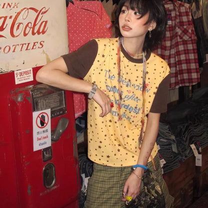 T-shirt à manches courtes pour femmes Chic Dollette avec imprimé étoiles et lettres, collection été 2026. Haut polyvalent, coupe ajustée, tendance et rafraîchissant.