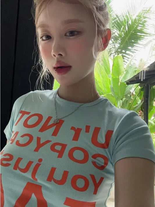 T-shirt Chic Dollette Imprimé Graphique Manches Courtes Coupe Slim Col Rond Coton Doux Lettre Imprimée Vêtements Femme Années 2000