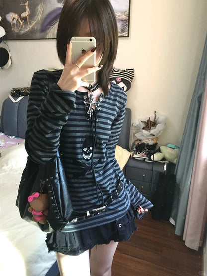 Schickes Dollette Gothic Print T-Shirt Schnür-Streifen-T-Shirt Vintage Grunge Top Punk Stil Streetwear Japanisches 2000er Top