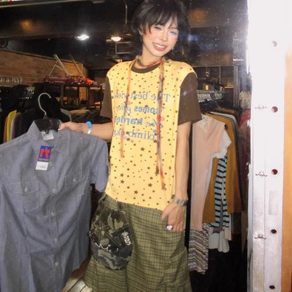 T-shirt à manches courtes pour femmes Chic Dollette avec imprimé étoiles et lettres, collection été 2026. Haut polyvalent, coupe ajustée, tendance et rafraîchissant.