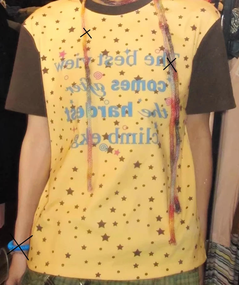 T-shirt à manches courtes pour femmes Chic Dollette avec imprimé étoiles et lettres, collection été 2026. Haut polyvalent, coupe ajustée, tendance et rafraîchissant.