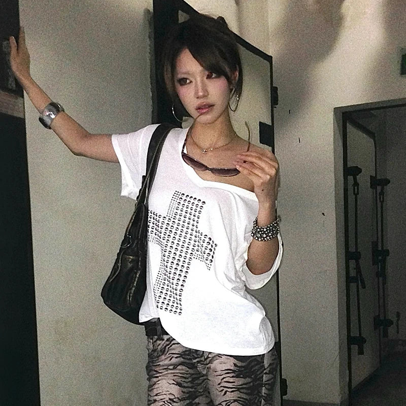 Chic Dollette Japanisches Metallic-Kreuz-Print T-Shirt Trashiger 2000er V-Ausschnitt Sheer Top Vintage Harajuku Kurzarm Streetwear Grunge