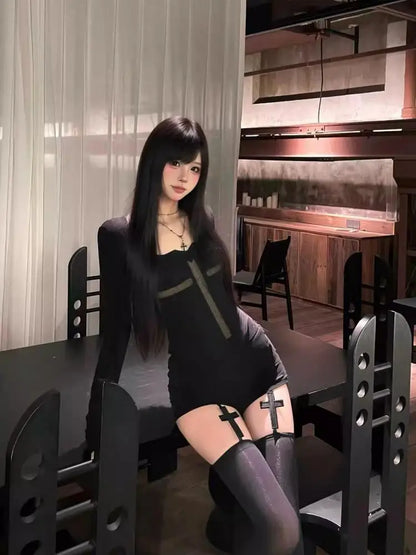 Chic Dollette Schwarzes Gothic-Hohlkreuz-Grafik-T-Shirt Kleidung Langarm 2000er Kleidung T-Shirts Damen Kleidung Frühling