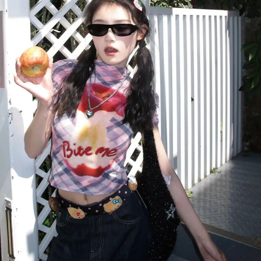 T-shirt à épaules rose style fille épicée Chic Dollette, imprimé pomme estival, col semi-montant, manches courtes, coupe vintage slim.