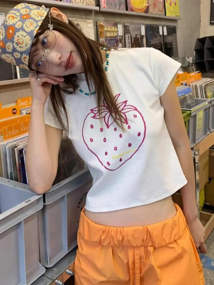 T-shirt graphique fraise Chic Dollette Imprimé Fruits T-shirt moulant col rond Manches courtes Vêtements années 2000 Mode coréenne Top femme