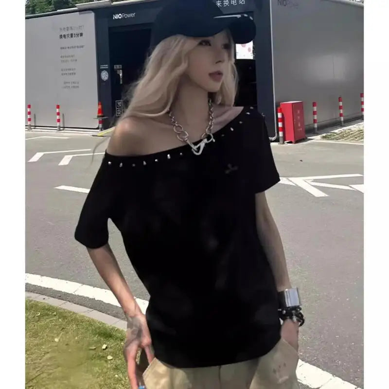 Chic Dollette Black Rivet Off Shoulder Grafik T-Shirts Kurzarm Japan Style 2000er Kleidung Loose Goth Tees Damenbekleidung